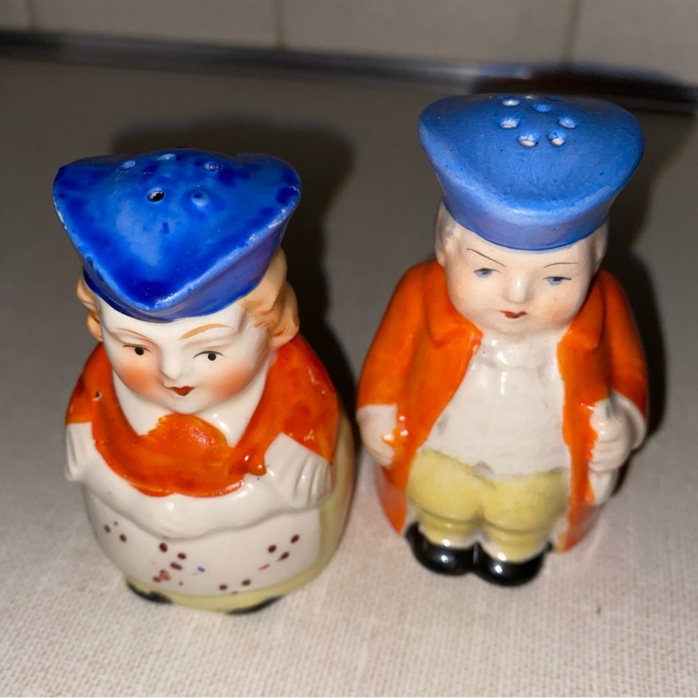 Vintage Ceramic Colonial Couple Man Woman Salt & Pepper Shakers JAPAN